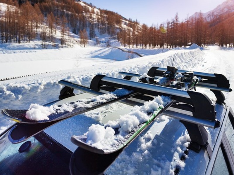 Nosači za skije za krov auta omogućuju manjim vozilima da nose skije